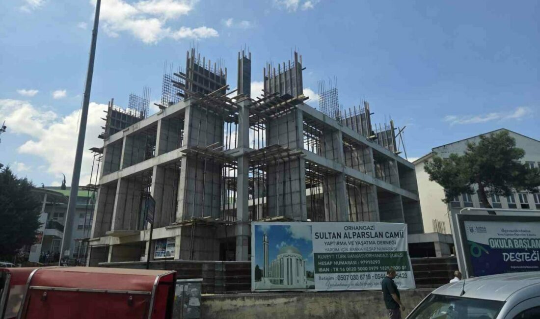 Ölümlü inşaat kazasıyla ilgili 2 tutuklama Bursa’nın Orhangazi ilçesinde kalıp çakarken yaklaşık 10 metreden düşerek hayatını