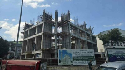 Bursa’nın Orhangazi ilçesinde kalıp çakarken yaklaşık 10 metreden düşerek hayatını