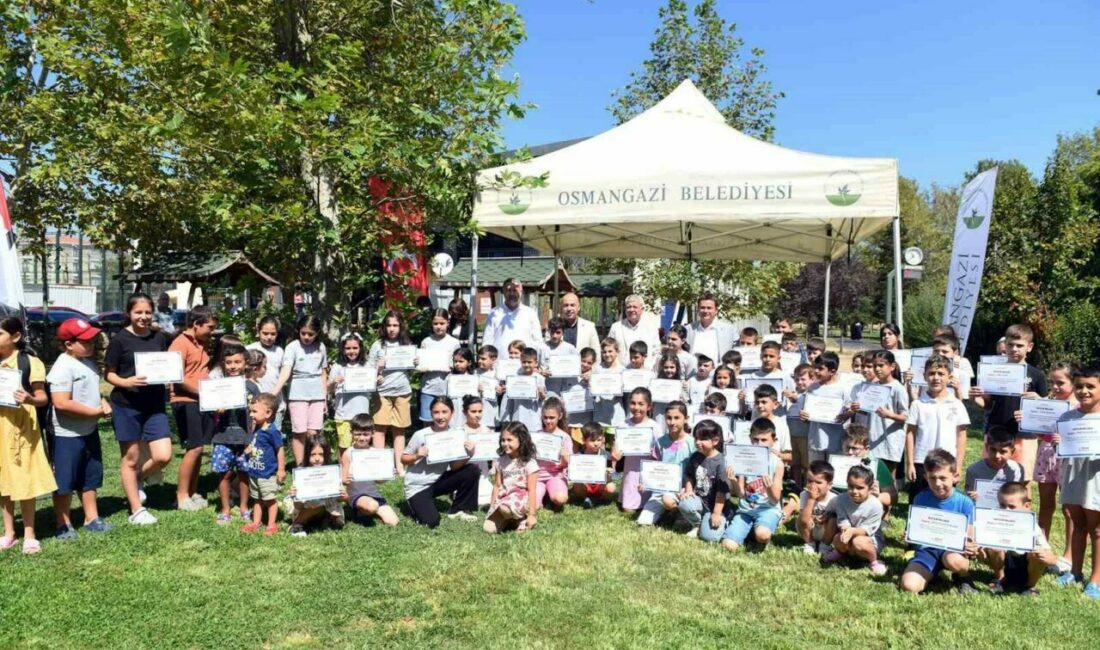 Osmangazi Belediyesi’nin yaz spor okulları kapsamında düzenlediği yüzme kursları büyük