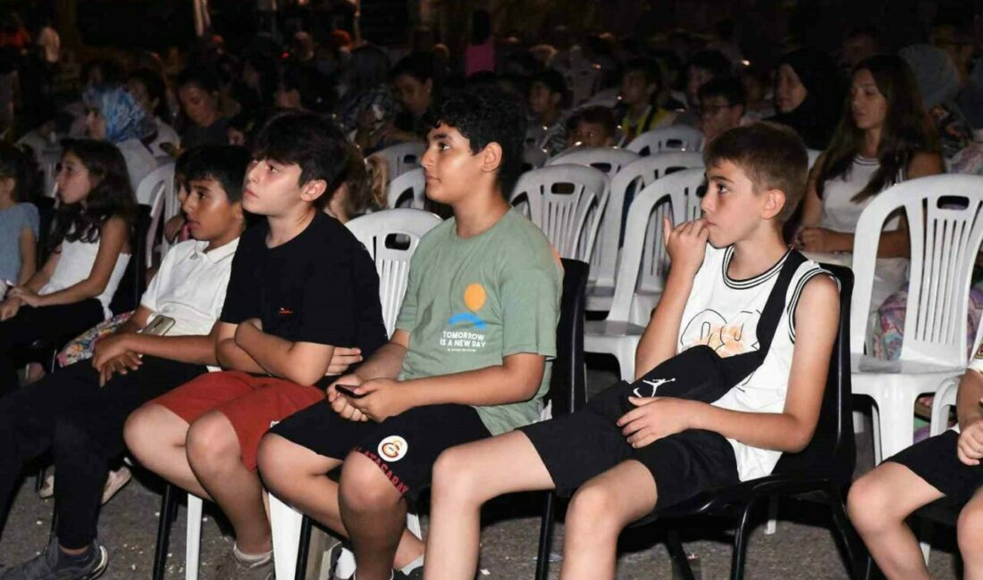 Osmangazi’de yaz akşamları sinema ile şenleniyor Minik izleyiciler, Osmangazi Belediyesi’nin mahallelerde düzenlediği açık hava sinema gösterimlerinde