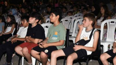 Minik izleyiciler, Osmangazi Belediyesi’nin mahallelerde düzenlediği açık hava sinema gösterimlerinde