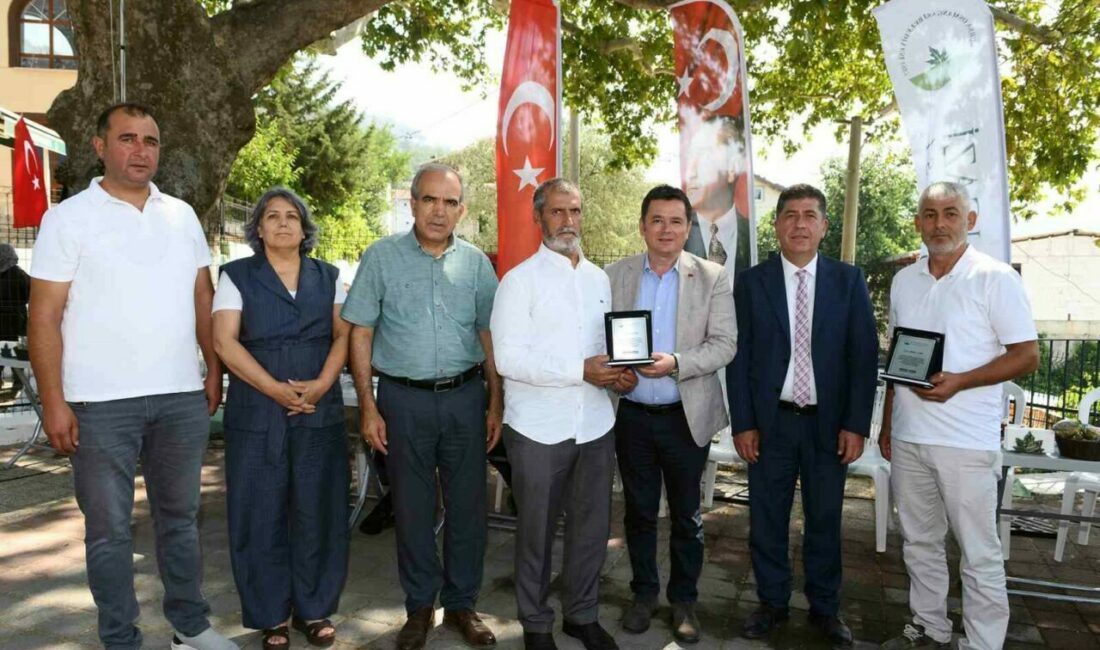 Osmangazi’nin gönüllü temizlik elçilerine teşekkür plaketi Orman yangınlarının ardından çevre temizliği için gönüllü olarak harekete geçen