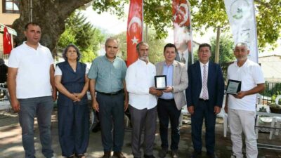 Orman yangınlarının ardından çevre temizliği için gönüllü olarak harekete geçen