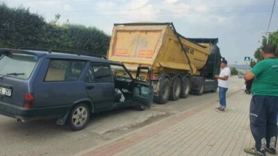 Bursa’nın İnegöl ilçesinde kamyona arkadan çarpan otomobildeki 4 kişi yaralandı.