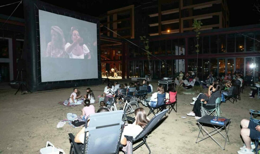 Pancar Deposu’nda açık havada sinema keyfi Nilüfer Belediyesi’nin Pancar Deposu’nda gerçekleştirdiği açık hava etkinliğinde, vatandaşlar hem