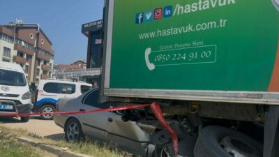 Bursa’da seyir halindeki otomobilin park halindeki tıra arkadan çarpması sonucu
