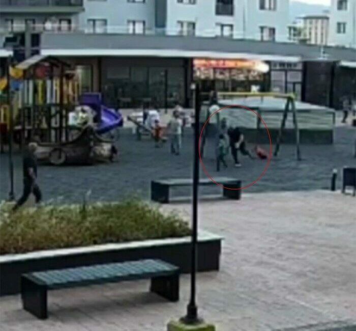 Bursa’nın Yıldırım ilçesinde iki küçük çocuğu darbedip yerden yere vuran