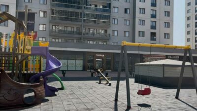 Bursa’nın Yıldırım ilçesinde iki küçük çocuğu darp edip yerden yere