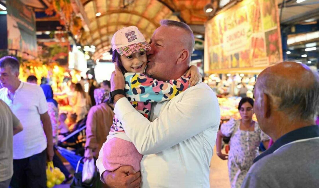 Pazaryerinde çocuklardan Karabatı’ya yoğun ilgi Karacabey Belediye Başkanı Fatih Karabatı, Ömer Matlı Kapalı Pazaryeri ziyaretinde