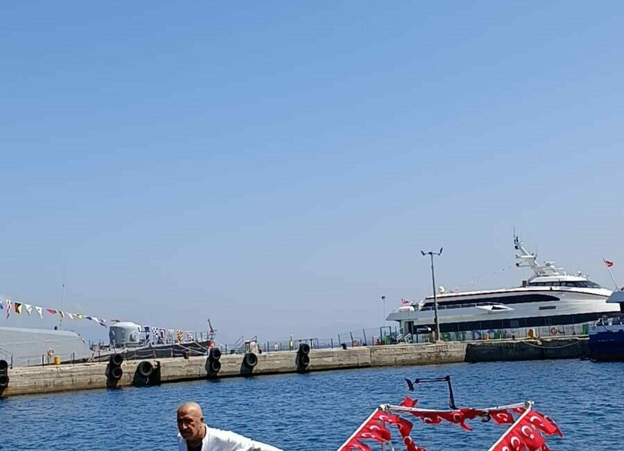 Seyitonbaşı Senin Kahramanın tiyatro ekibinden denizdeki bu muhteşem görsel şölen