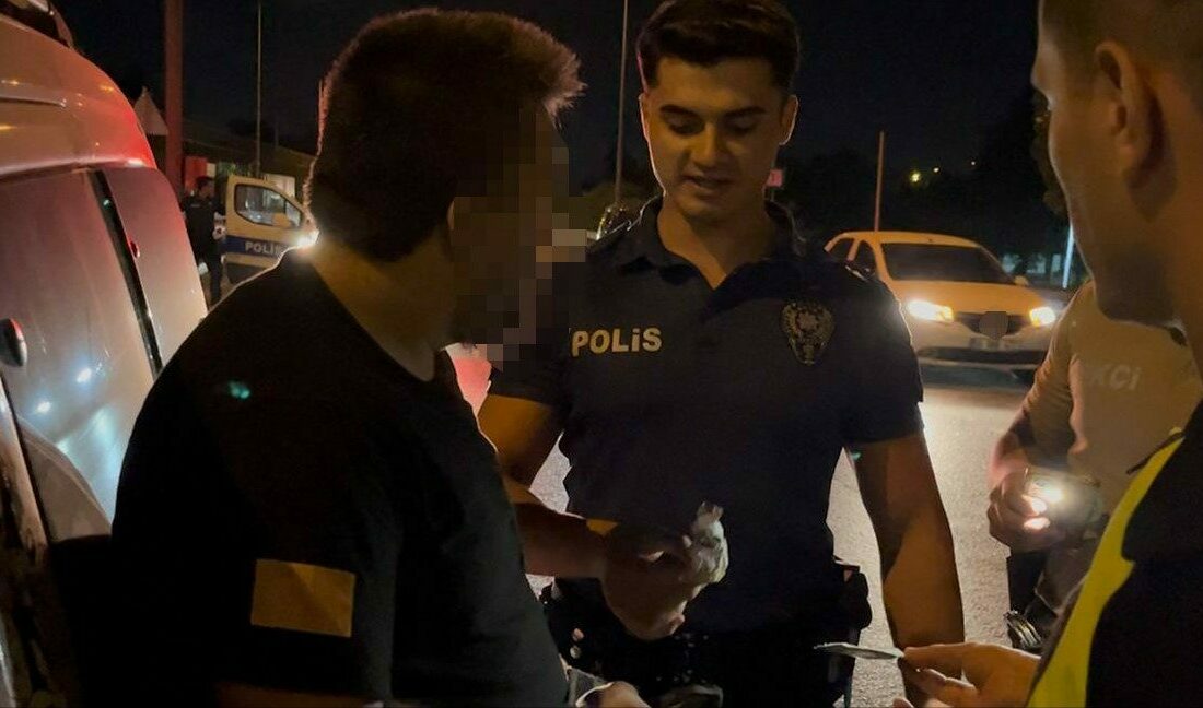 Şüpheliyi yakalayan polis: “Polis salaktı zaten bunu göremeyecekti” Bursa’da bir sürücü, trafik ekiplerinin uygulamasını görünce kaçmaya çalıştı. Kaçamayacağını