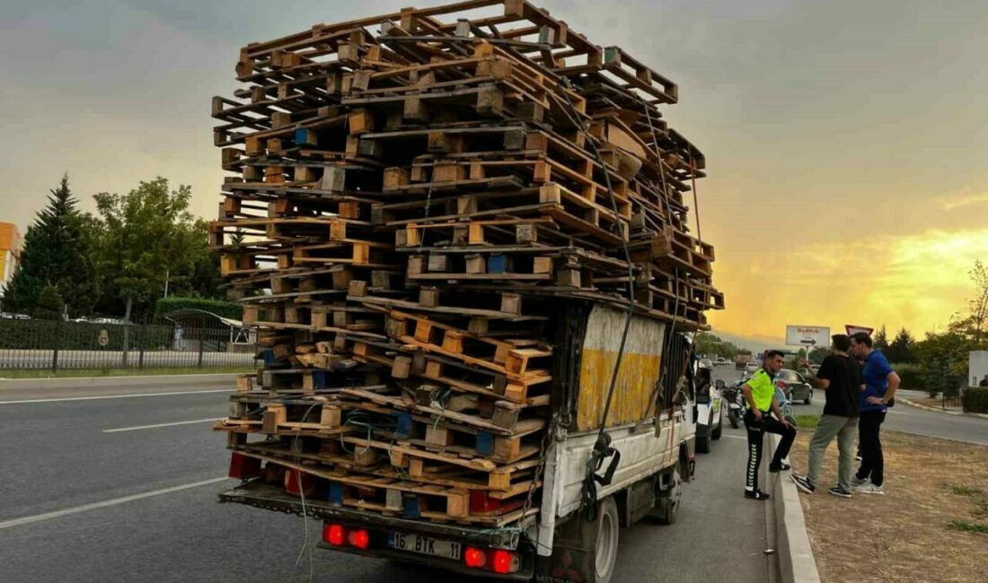 Tehlikeli yük taşıyan sürücüye, ceza yağdı Bursa’nın İnegöl ilçesinde tehlikeli şekilde yük taşıyan kamyonetin sürücüsüne ceza
