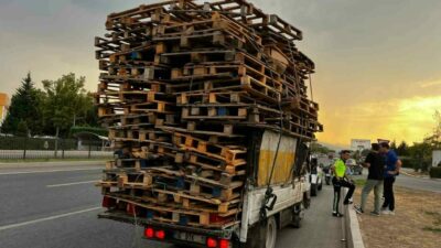 Bursa’nın İnegöl ilçesinde tehlikeli şekilde yük taşıyan kamyonetin sürücüsüne ceza