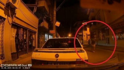 Bursa’nın Osmangazi ilçesinde ters yöne giren bir otomobil, park halindeki