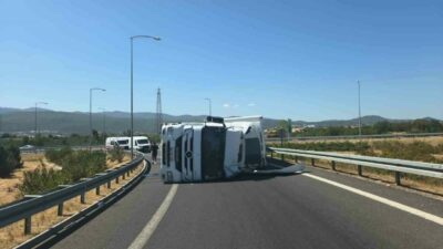 Bursa’nın Orhangazi ilçesinde Gebze-Orhangazi-İzmir Otoyolu Orhangazi kavşağında devrilen tır trafiği