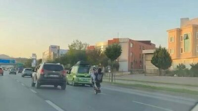 Bursa’da motosikletiyle trafikte akrobasi hareketleri yapan sürücü, herkesi tehlikeye attı.