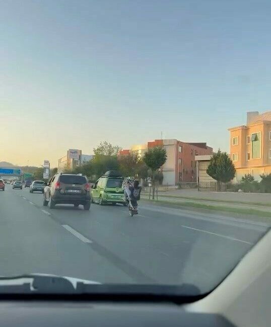 Trafikte motosikletiyle akrobasi yaptı Bursa’da motosikletiyle trafikte akrobasi hareketleri yapan sürücü, herkesi tehlikeye attı.