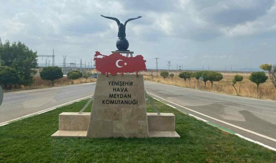 Türk Bayraklı kartal heykeline büyük ilgi Bursa Yenişehir Hava Meydan Komutanlığı kavşağına yapılan Kartal figürü ve