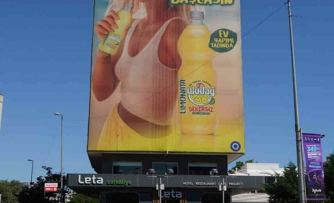 Uludağ İçecek tarafından kiralanan Maslak-Levent hattındaki devasa duvar reklam alanında