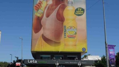 Uludağ İçecek tarafından kiralanan Maslak-Levent hattındaki devasa duvar reklam alanında