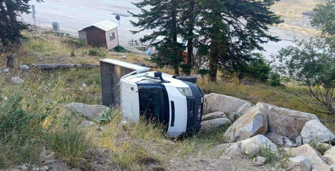 Uludağ’da ölümden döndü Bursa’da virajı alamayan sürücü kontrolü kaybedip kamyoneti devirdi. Bursa, Uludağ