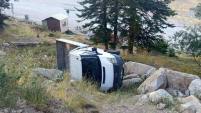 Bursa’da virajı alamayan sürücü kontrolü kaybedip kamyoneti devirdi. Bursa, Uludağ