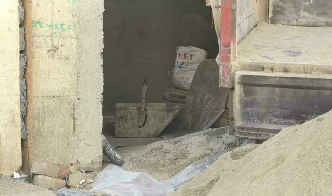 Bursa’nın İnegöl ilçesinde inşaatta üzerine kum dolu kova düşen işçi