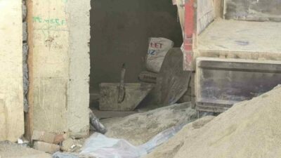 Bursa’nın İnegöl ilçesinde inşaatta üzerine kum dolu kova düşen işçi