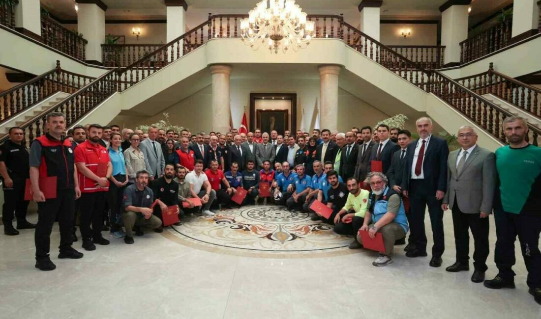 Vali Ayyıldız’dan kahramanlara teşekkür belgesi Bursa Valisi Erol Ayyıldız, Bursa ve ilçelerinde meydana gelen orman