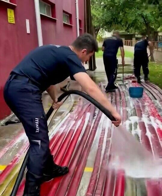 Yangın savaşçılarının ekipman temizliği de takdir topladı Bursa’da çıkan orman yangınlarına müdahale sırasında malzemeleri ve hortumları zarar