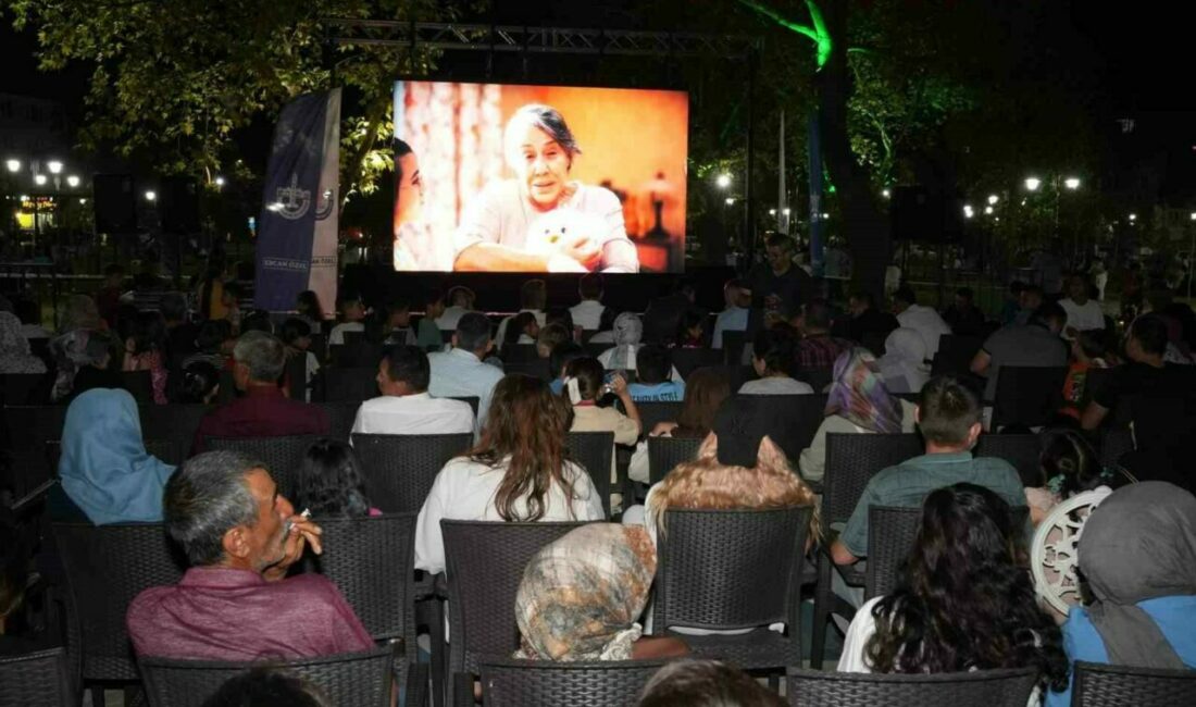 Yenişehir’de açık hava sinemasıyla nostaljik hafta sonu Yenişehir Belediyesi, ilçedeki çocuklara Osmangazi Millet Bahçesi’nde açık hava sinemasıyla