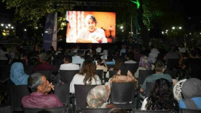 Yenişehir Belediyesi, ilçedeki çocuklara Osmangazi Millet Bahçesi’nde açık hava sinemasıyla