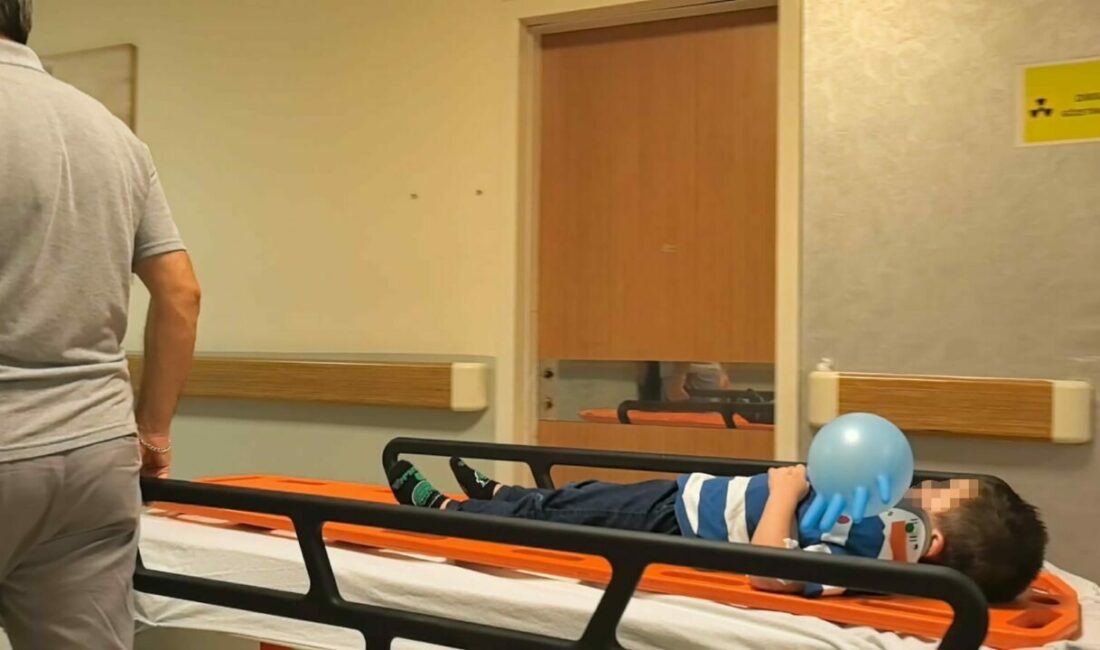 Yolun karşısına geçen aileye otomobil çarptı : 1’i ağır 4 yaralı Bursa’nın Kestel ilçesinde meydana gelen kazada karayolunda karşıdaki mezarlığa geçmeye