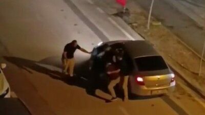 Bursa’da trafikte tartışan bir grup, araç içindeki sürücüyü tekme tokat