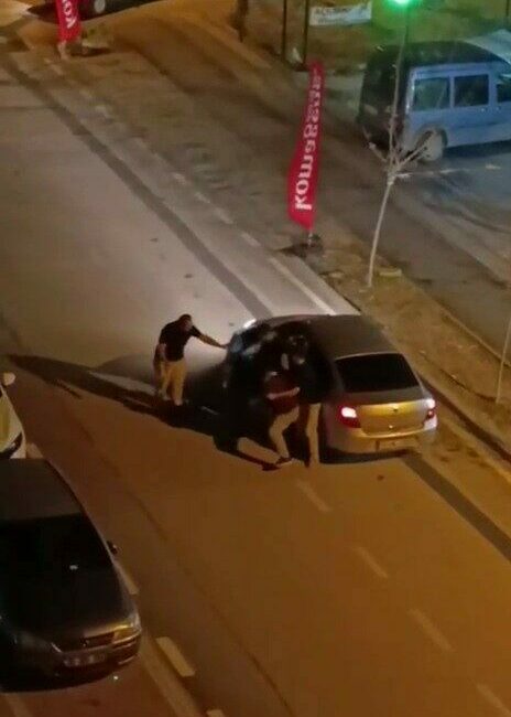 Yolunu kestikleri sürücüyü araçta darp ettiler Bursa’da trafikte tartışan bir grup, araç içindeki sürücüyü tekme tokat