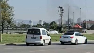 Bursa’da yolu şaşıran bir sürücü, anayolda geri geri giderek arkasından