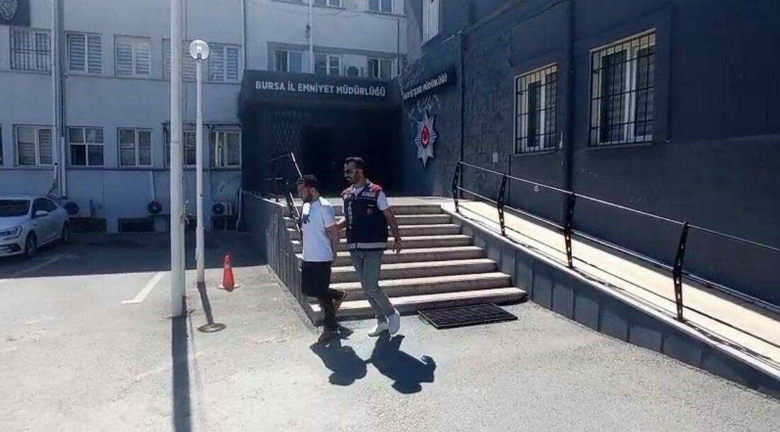 ATM’ye geleni sahte dekontla dolandırdı, polisten kaçamadı Bursa’da ATM’den para çekmek isteyen vatandaşları kandırıp sahte dekontla 6