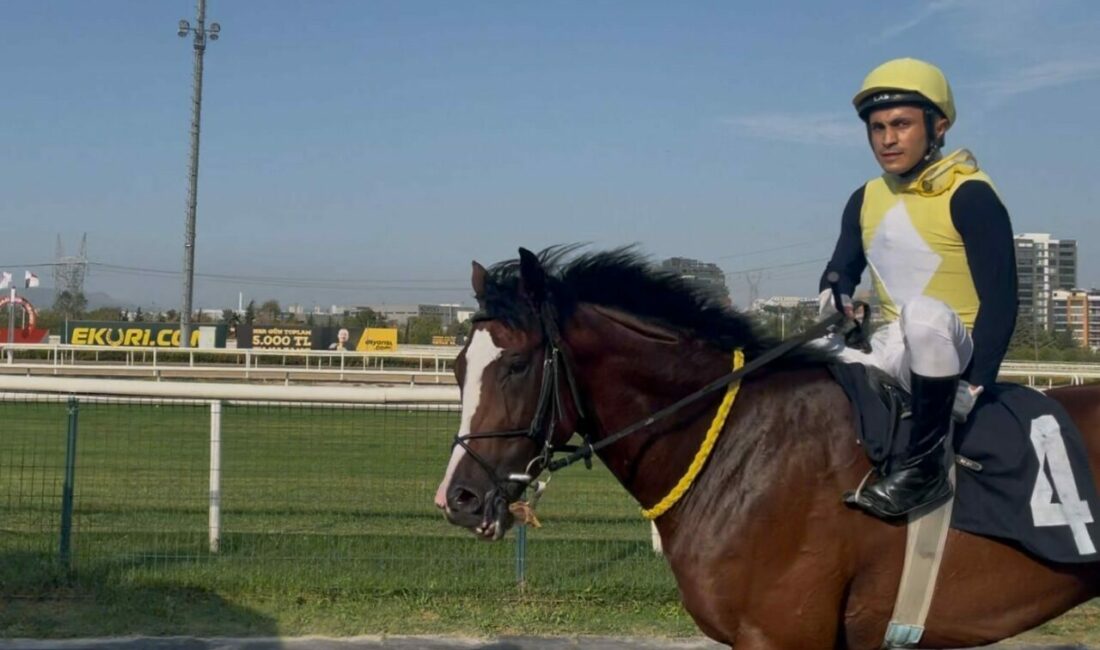 Attan düşen jokeyin yerine yarıştı birinci oldu Bursa’daki at yarışlarında attan düşmesi sonucu yaralanan yerine sonraki koşuda