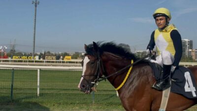 Bursa’daki at yarışlarında attan düşmesi sonucu yaralanan yerine sonraki koşuda