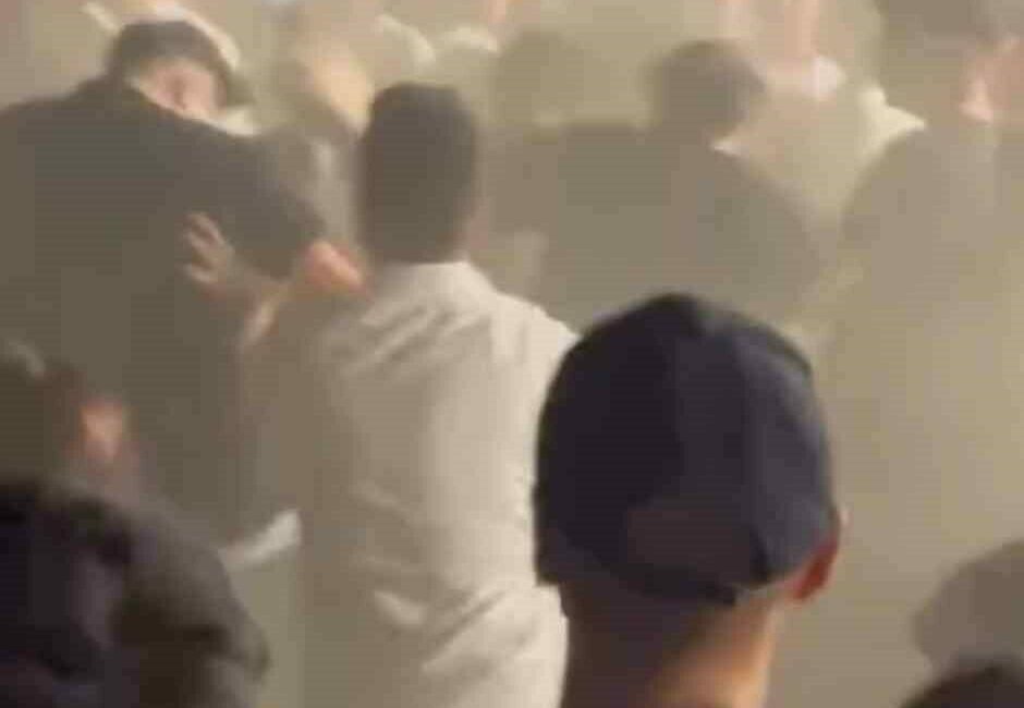 Balkan Panayırı’nda yumruklar konuştu Bursa’da bu yıl 3’üncüsü düzenlenen Balkan Panayırı’nda eğlence kavgaya dönüştü.