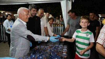 Bursa Büyükşehir Belediyesi, Mevlid Kandili dolayısıyla 17 ilçede vatandaşlara tatlı