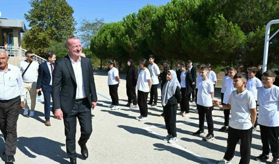 Başkan özel daveti kırmadı, Bayramdere İlkokulu’nu ziyaret etti Karacabey Belediye Başkanı Fatih Karabatı, Okul Aile Birliği Başkanı Gamze