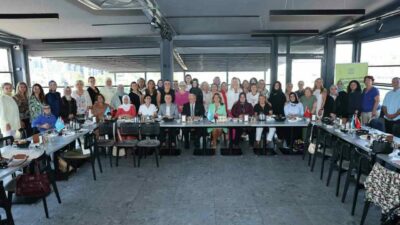 Nilüfer Belediye Başkanı Şadi Özdemir, ilçedeki kadın derneklerinin temsilcileriyle bir