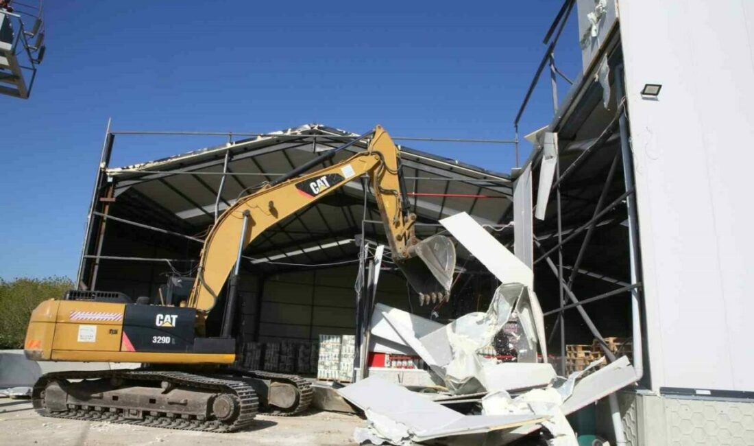 Nilüfer Belediyesi yıkım ekipleri, Başköy Mahallesi’nde 2 bin 400 metrekare