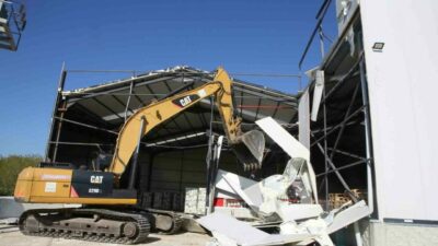 Nilüfer Belediyesi yıkım ekipleri, Başköy Mahallesi’nde 2 bin 400 metrekare