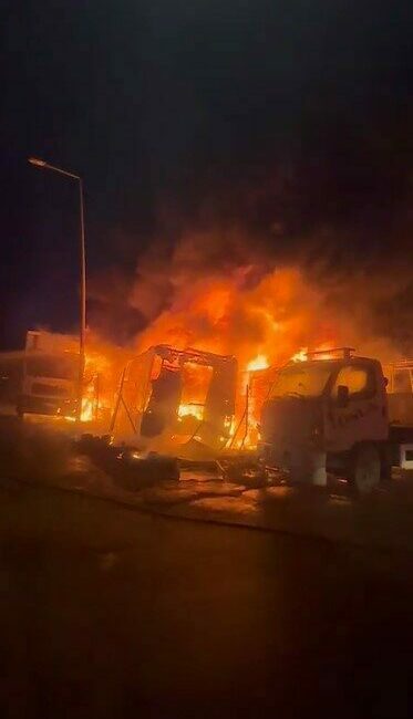 Bursa’nın Osmangazi ilçesinde park halindeki 3 kamyon ve 1 tır