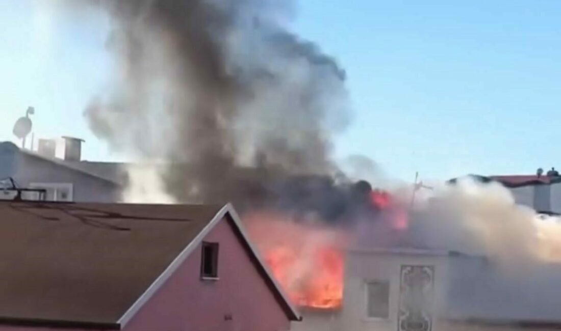 Bursa’nın Osmangazi ilçesinde 3 katlı bir binanın çatı katında çıkan