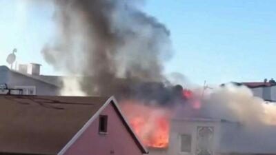 Bursa’nın Osmangazi ilçesinde 3 katlı bir binanın çatı katında çıkan