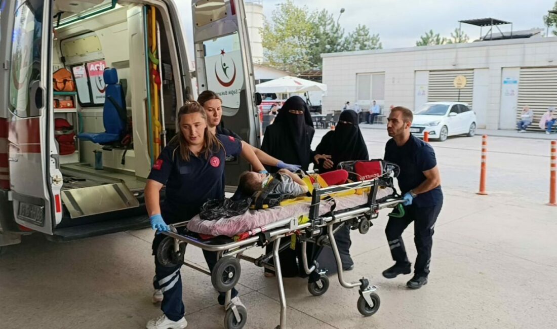 Bursa’nın İnegöl ilçesinde apartmanın 3. Katından düşen çocuk ağır yaralandı.