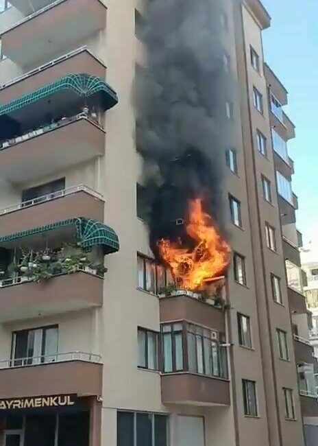 Bursa’da 7 katlı apartmanda korku dolu anlar Bursa’da 7 katlı binanın 2’inci katının mutfağından yükselen alevler, apartman